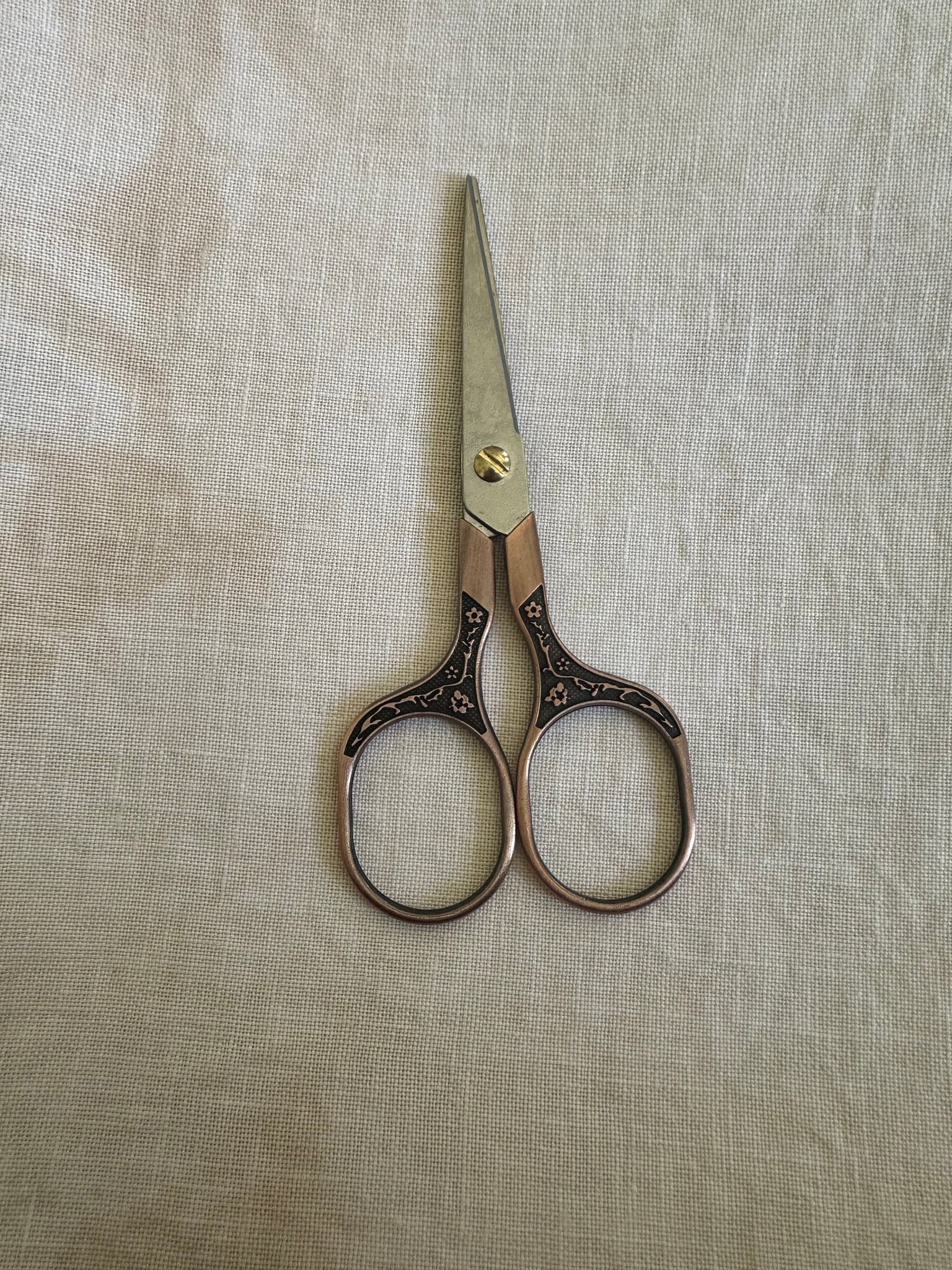 Bronze tone medium size scissors